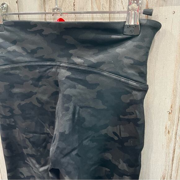 Spanx Black Camo Faux Leather Biker Short Womens Size Small - Picture 5 of 8